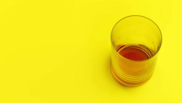 Verre Avec Peu Boisson Cola Gauche Bas Sur Carton Jaune — Photo