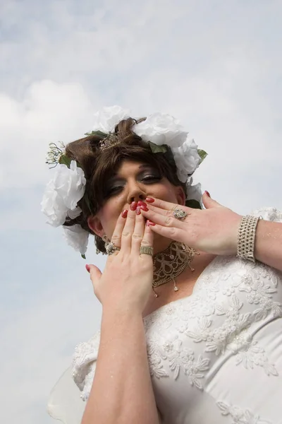 Schöne Braut Mit Lockigem Haar Weißen Kleid Posiert Park — Stockfoto
