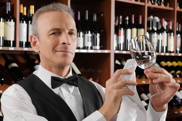 Sommelier Proeven Van Een Glas Wijn Een Restaurant — Stockfoto