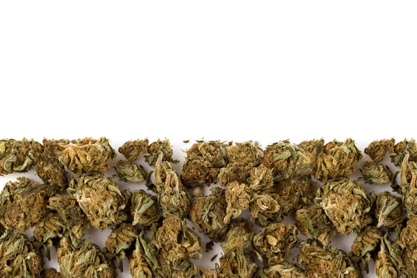 Getrocknete Marihuana Knospen Und Ein Bündel Trockener Blätter — Stockfoto