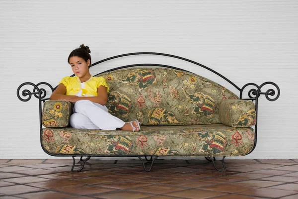 Young Woman Sitting Sofa Looking Camera — Stock Photo, Image