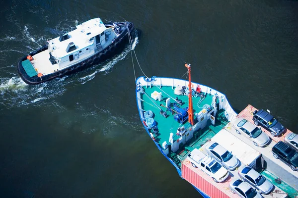 海の空からの眺め船は水中に係留され — ストック写真