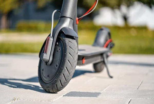 Электрический Скутер Припаркованный Каменном Тротуаре Деталь Крупным Планом Переднем Колесе — стоковое фото