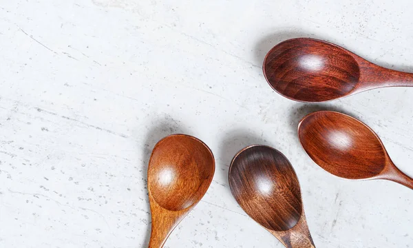 Cucharas Pequeñas Hechas Madera Oscura Sobre Tablero Trabajo Blanco Vista —  Fotos de Stock