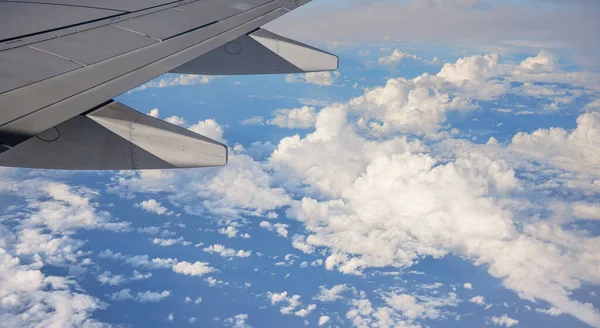 Vista Janela Passageiro Avião Comercial Nuvens Céu Azul Visíveis Sob — Fotografia de Stock