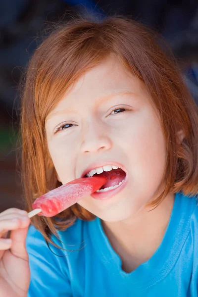 Mała Dziewczynka Jedząca Lody — Zdjęcie stockowe