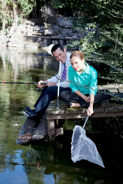 Junges Paar Sitzt Fluss — Stockfoto