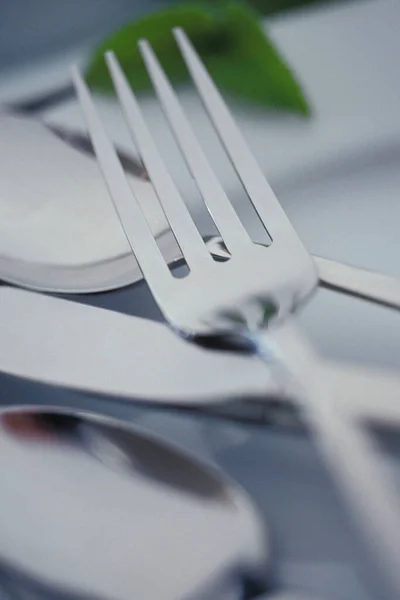 Masada Çatal Bıçak Olan Beyaz Tabak — Stok fotoğraf