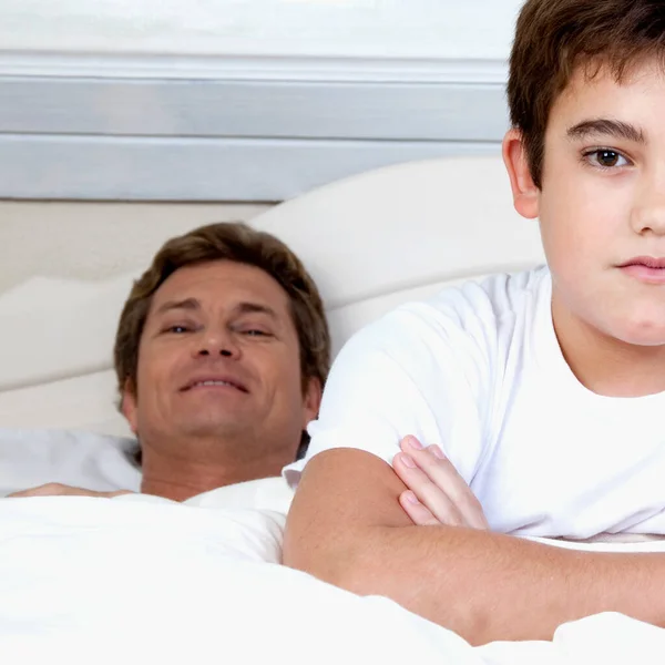 父と息子はベッドに横たわっている — ストック写真