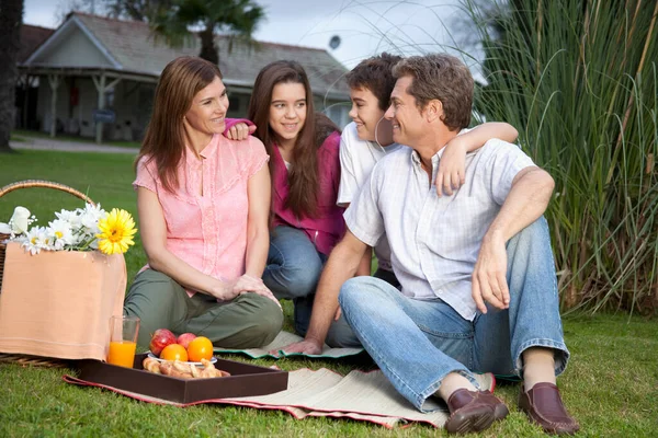 Familia Feliz Con Sus Nietos Sentados Césped Mirando Cámara —  Fotos de Stock