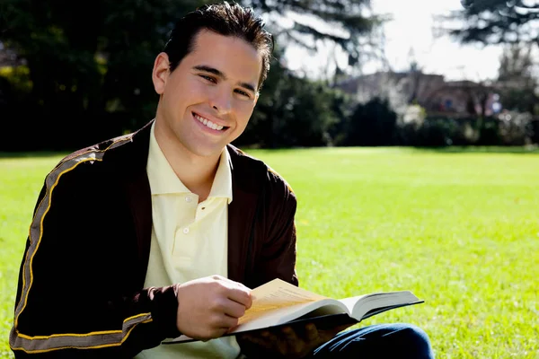 Jovem Leitura Livro Parque — Fotografia de Stock