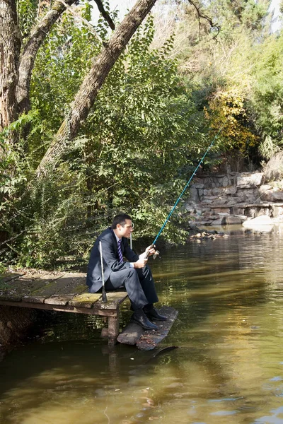 Άντρας Που Ψαρεύει Γιο Του Στο Ποτάμι — Φωτογραφία Αρχείου