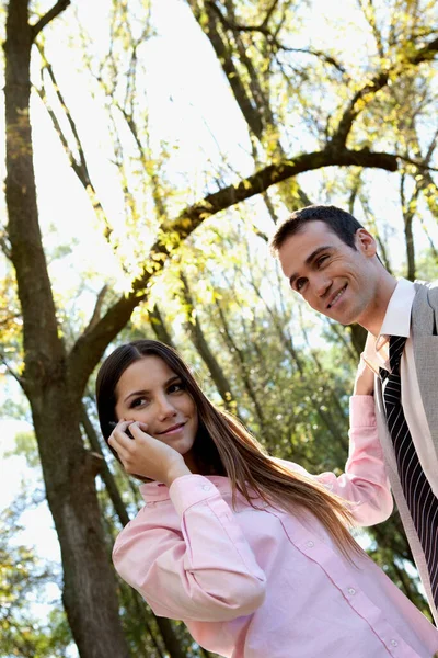 Jovem Casal Apaixonado Passeio Parque — Fotografia de Stock