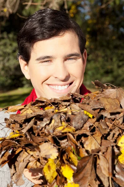 Jeune Homme Avec Une Feuille Érable Jaune Dans Parc — Photo