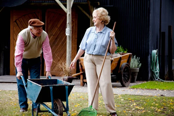 Feliz Pareja Ancianos Con Una Cesta Café Parque — Foto de Stock