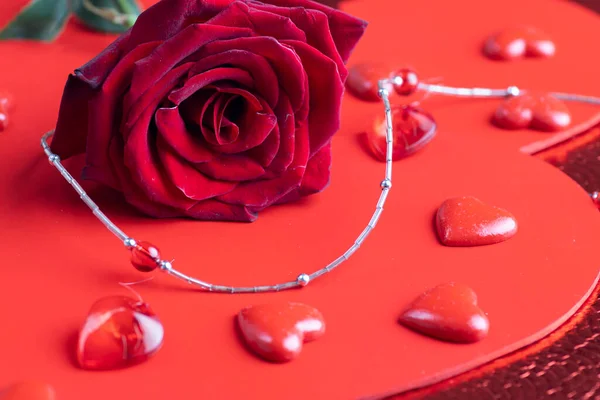 Roses Rouges Boîte Cadeau Forme Coeur Sur Fond Noir — Photo