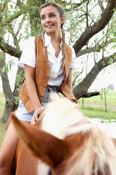 Retrato Una Joven Con Caballo —  Fotos de Stock
