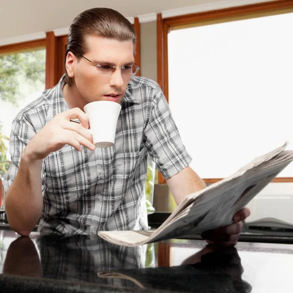 Jovem Lendo Jornal Café — Fotografia de Stock