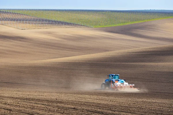 Traktor Med Såmaskin Tidigt Vårlandskap — Stockfoto