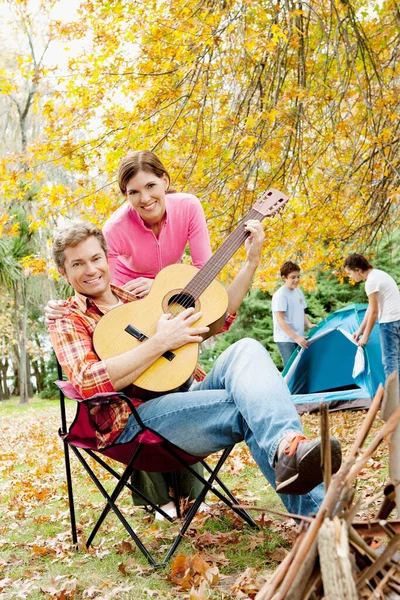 Glückliche Familie Mit Gitarre Und Picknick Herbstpark — Stockfoto