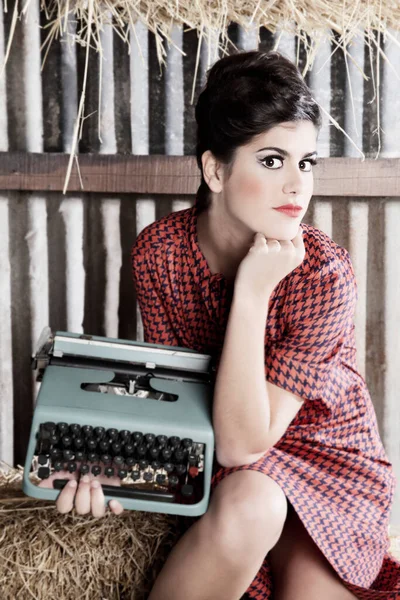 Schönes Mädchen Roten Kleid Mit Schreibmaschine — Stockfoto