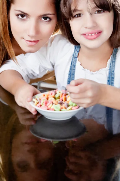 Junges Mädchen Isst Mit Mutter Und Tochter Salat — Stockfoto