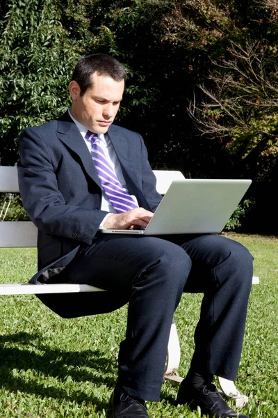 Homem Negócios Sentado Banco Trabalhando Laptop — Fotografia de Stock