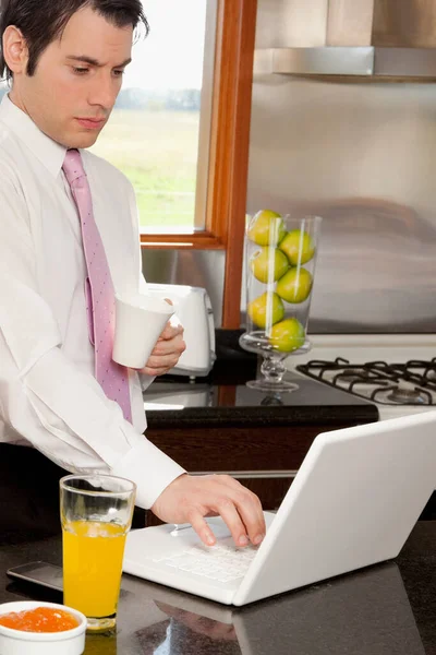 Jonge Man Werkt Laptop Cafe — Stockfoto