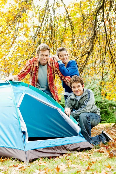 Família Feliz Com Mochilas Sentadas Banco Floresta — Fotografia de Stock