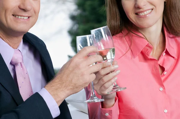 Porträt Eines Jungen Paares Bei Einem Glas Champagner — Stockfoto
