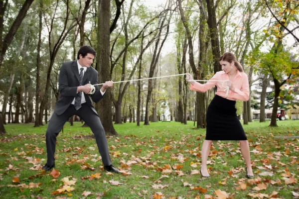 公園で弓で遊んでいる若いカップルは — ストック写真
