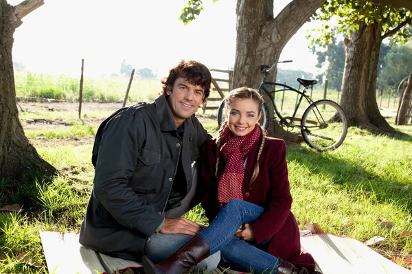 Jovem Casal Sentado Banco Parque — Fotografia de Stock