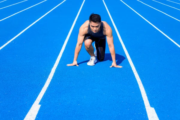 Atleta Masculino Pista Carreras Está Listo Para Correr — Foto de Stock