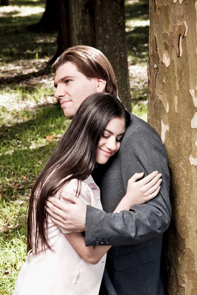 Pareja Joven Enamorada Abrazándose Parque —  Fotos de Stock