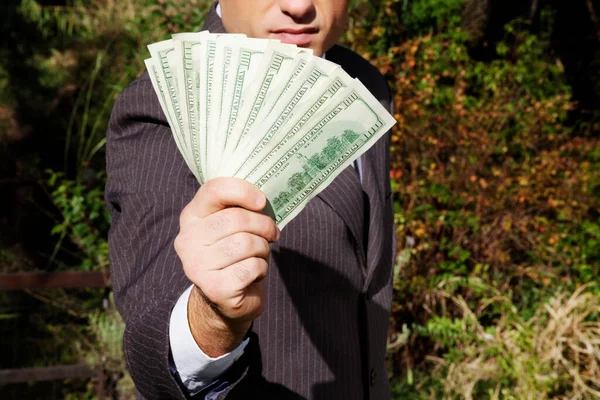 Człowiek Trzymający Pieniądze Ręku — Zdjęcie stockowe