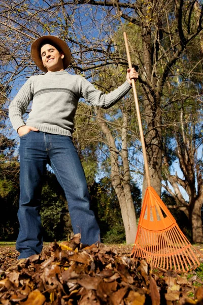 Giovane Donna Con Ombrello Nel Parco Autunnale — Foto Stock