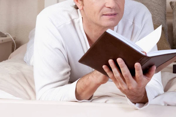 Homem Leitura Livro Cama — Fotografia de Stock