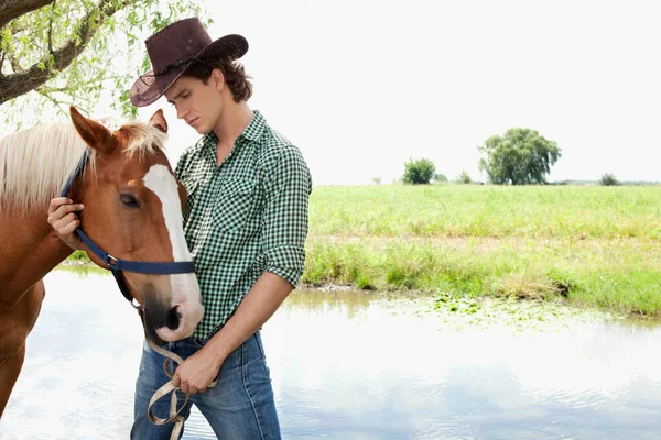 在田里骑着马的年轻人 — 图库照片