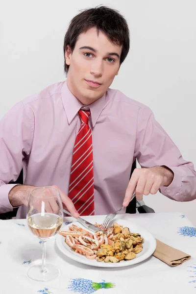 Jonge Man Die Een Glas Rode Wijn Eet — Stockfoto