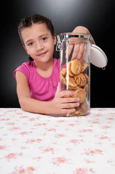 Kleines Mädchen Mit Einem Spielzeugbär Der Küche — Stockfoto