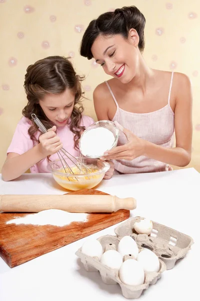 Mutter Und Tochter Kochen Gemeinsam Hause — Stockfoto