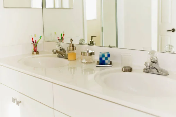 Moderno Cuarto Baño Interior Con Lavabo Grifo — Foto de Stock