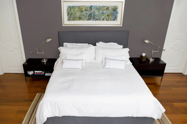Dormitorio Blanco Con Una Cama Una Manta — Foto de Stock
