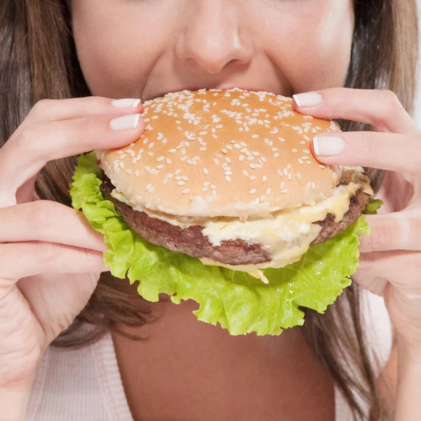 Mujer Con Hamburguesa Hamburguesa — Foto de Stock