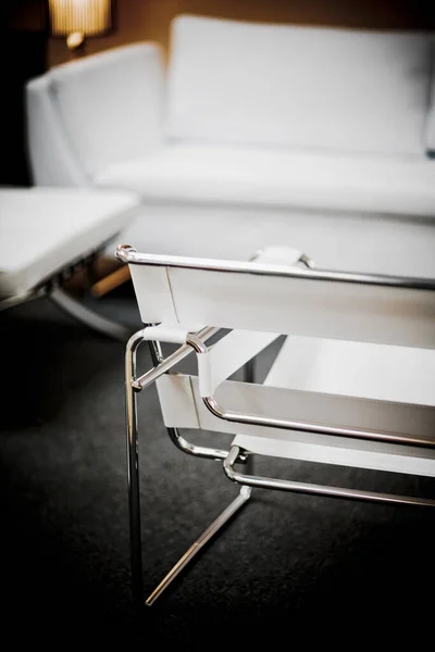 Beyaz Siyah Sarı Sandalyeleri Kapatın — Stok fotoğraf