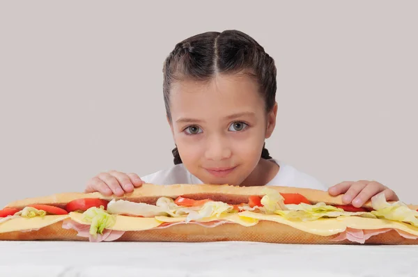 Dziewczynka Jedzenie Pizzy Białym Tle — Zdjęcie stockowe