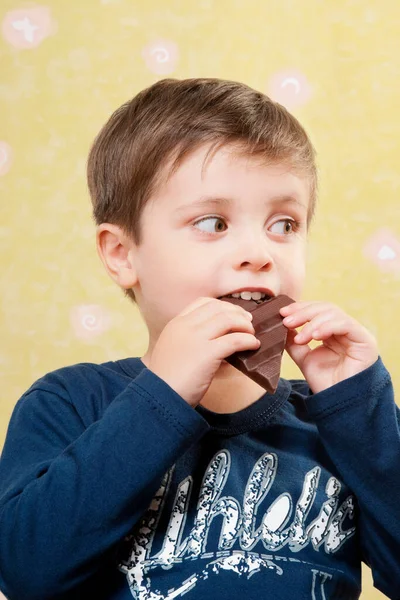 Chico Comer Chocolate Caramelo — Foto de Stock