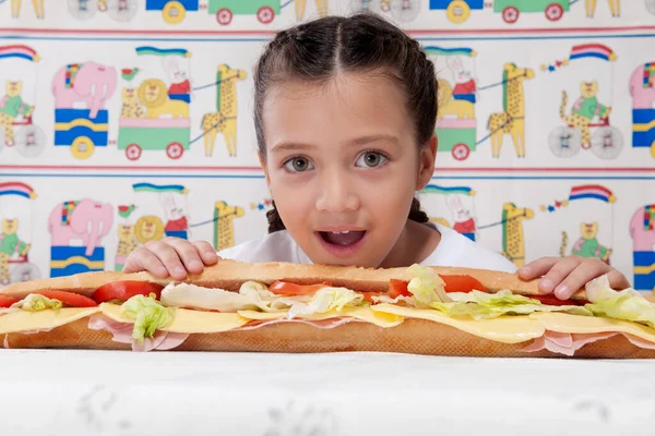 Roztomilá Holčička Jíst Sendvič Hamburgerem Doma — Stock fotografie