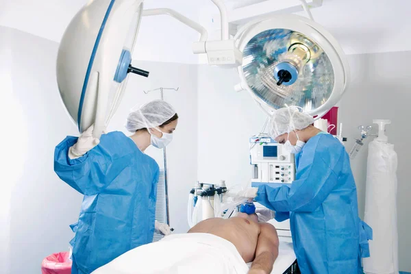 手术室的外科医生 医院的外科医生和病人 — 图库照片