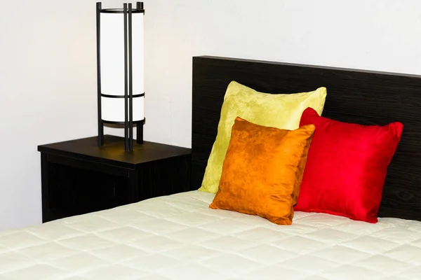 寝室のインテリアのソファの装飾に枕 — ストック写真